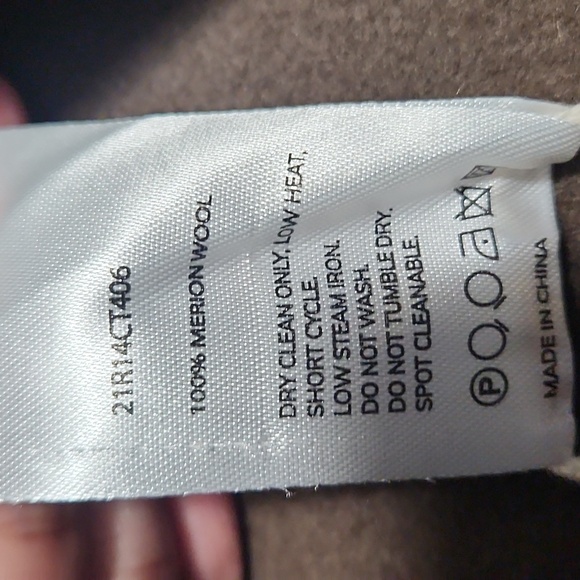 Brown Trench Coat with Classic Lapels and Structured Silhouette - Picture 11 of 11